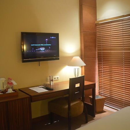 Hotel Mutiara Malioboro ジョグジャカルタ エクステリア 写真