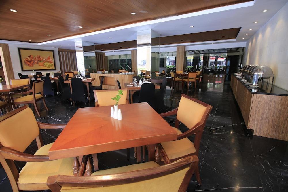 Hotel Mutiara Malioboro ジョグジャカルタ エクステリア 写真