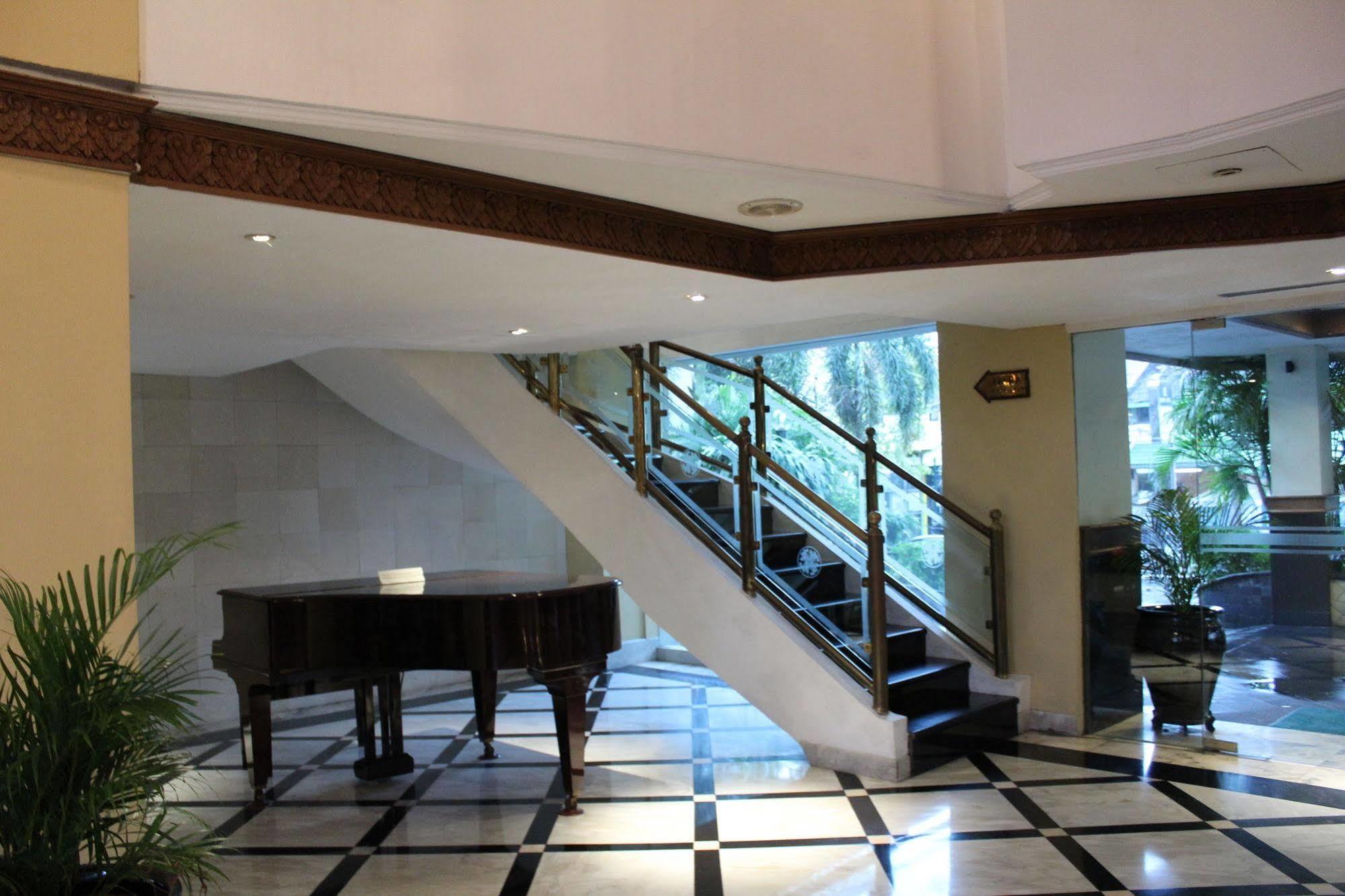 Hotel Mutiara Malioboro ジョグジャカルタ エクステリア 写真