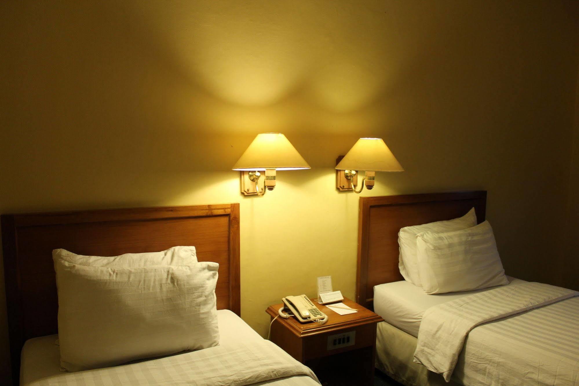 Hotel Mutiara Malioboro ジョグジャカルタ エクステリア 写真