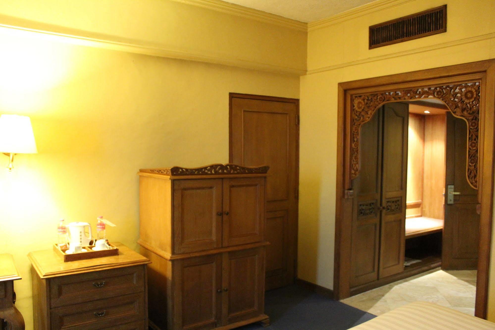 Hotel Mutiara Malioboro ジョグジャカルタ エクステリア 写真
