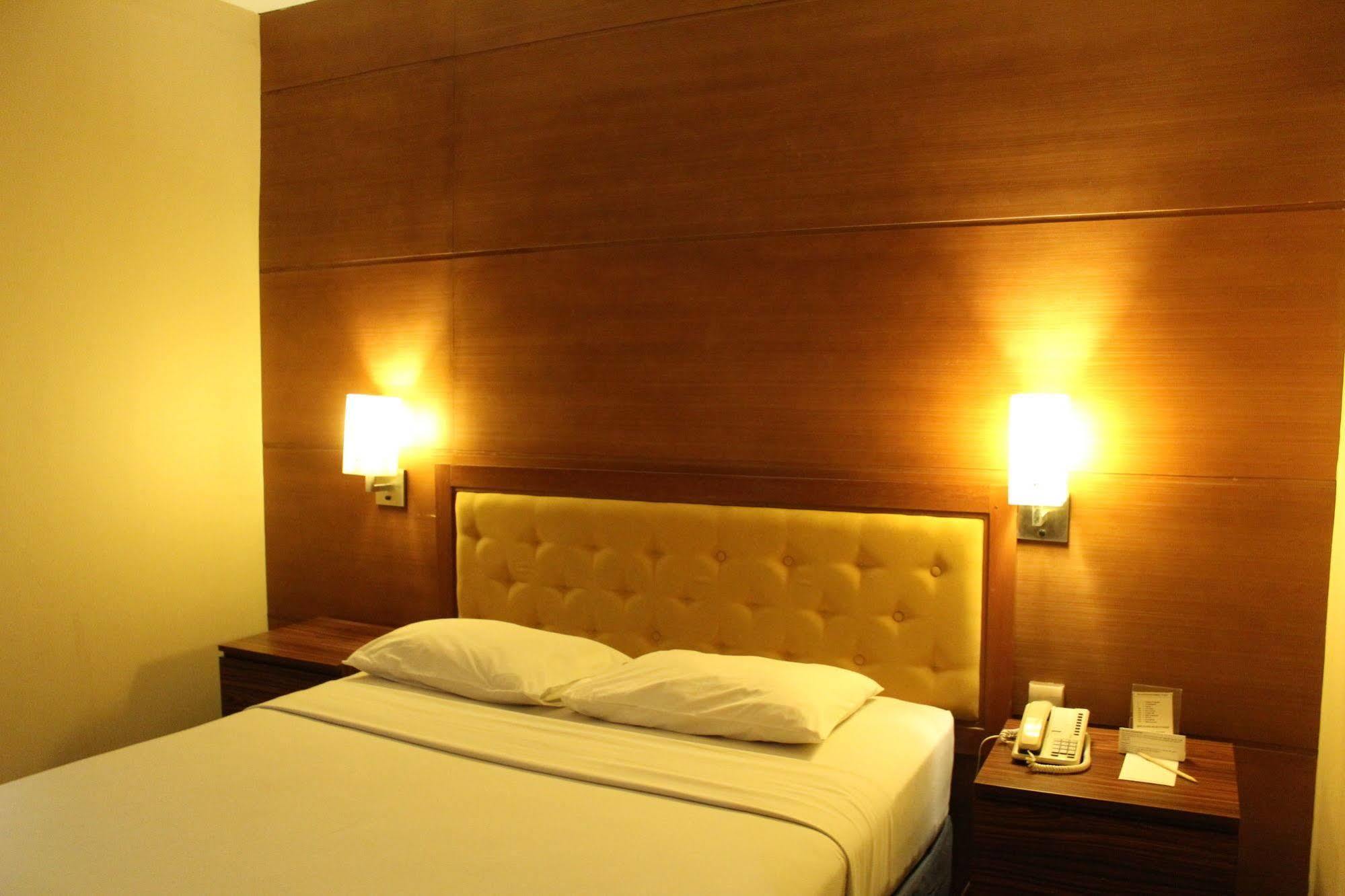 Hotel Mutiara Malioboro ジョグジャカルタ エクステリア 写真